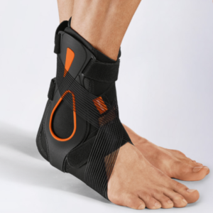 Fully upgraded: In the acute phase - cooling pad included. Fully upgraded, the brace can be used optimally according to the PECH rule. The enclosed cooling pad, combined with a sideways stabilizing splint and 8- reins, relieves and stabilizes the ankle joint in the acute phase. After a single, individual basic adjustment, the brace is placed in neutral position via the open ventral access with just two clicks.